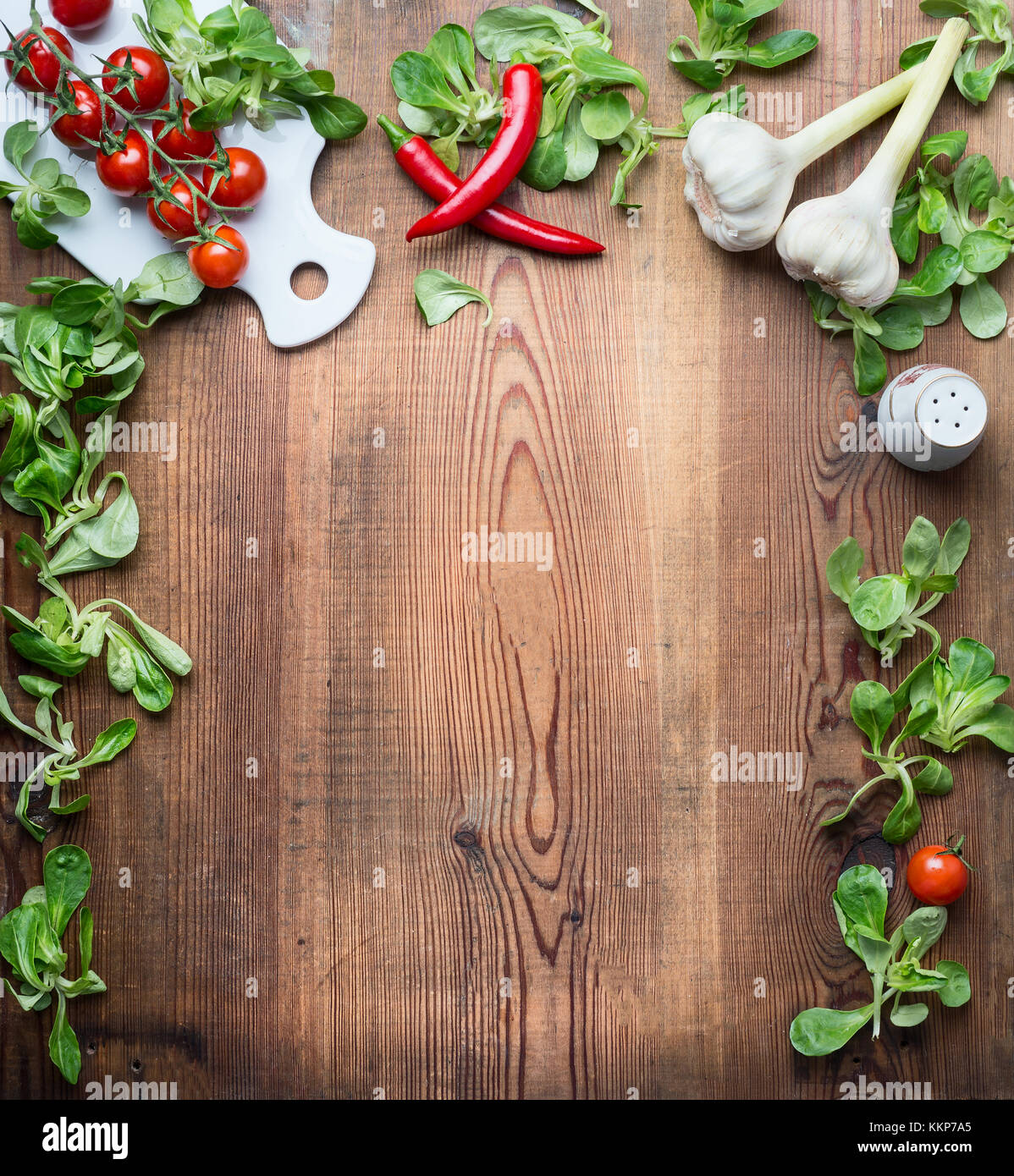 Cibo sano e sfondo per le ricette, menu o lista con vari fresche verdure organiche e di ingredienti di condimento per insalata o la cottura rustico woode Foto Stock