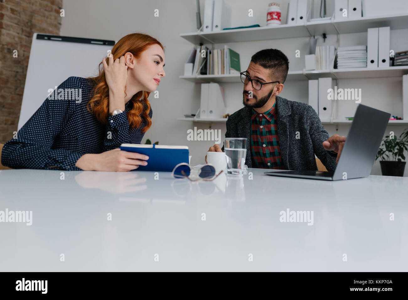 Responsabile risorse umane per spiegare la dinamica di lavoro per un nuovo dipendente Foto Stock