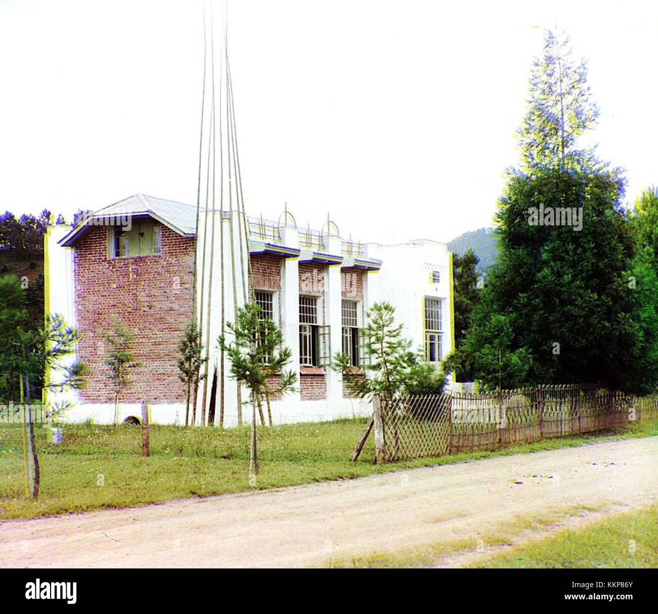 Questa immagine raffigura un laboratorio di bambù a Chakva, un villaggio situato in Georgia. Il laboratorio è coinvolto nell'artigianato tradizionale della tessitura del bambù, producendo vari oggetti per uso locale ed esportazione. Il bambù è una risorsa sostenibile, comunemente usata in questa regione per creare oggetti funzionali e decorativi. Foto Stock