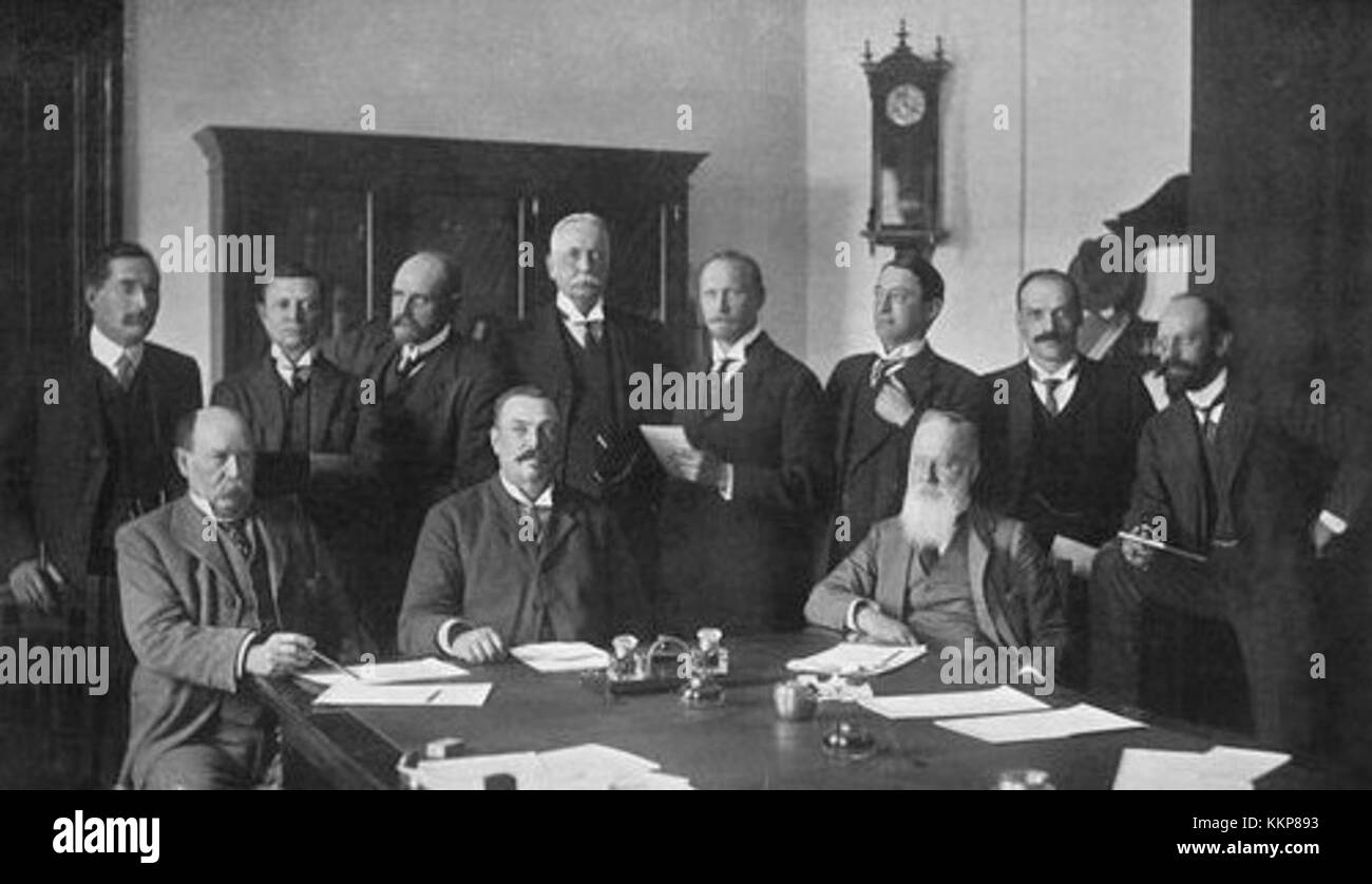 Il governo Botha del 1910 si riferisce all'amministrazione guidata da Louis Botha, il primo primo ministro dell'Unione del Sudafrica. Istituito dopo l'unificazione delle colonie britanniche e delle repubbliche boere, questo governo giocò un ruolo cruciale nei primi anni dell'Unione. Foto Stock