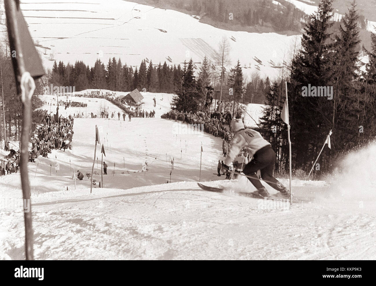 La Prvi Pokal Vitranc (Coppa Vitranc 1961) tenutasi a Kranjska Gora, Slovenia, è stata un importante evento sciistico che ha attirato atleti da tutta Europa. L'evento faceva parte della serie della Coppa del mondo di sci alpino, con i concorrenti che mostravano le loro abilità su piste impegnative. Foto Stock