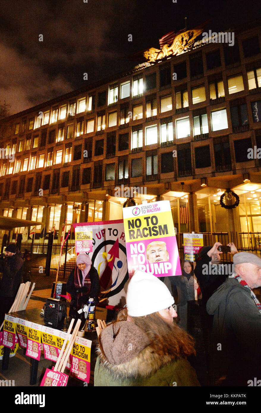 Le persone prendono parte a una manifestazione di protesta organizzata da Stand fino al razzismo al di fuori dell'Ambasciata americana a Londra dopo Donald Trump shared anti-Musulmano video pubblicato online da parte del gruppo di estrema destra prima la Gran Bretagna. Foto Stock