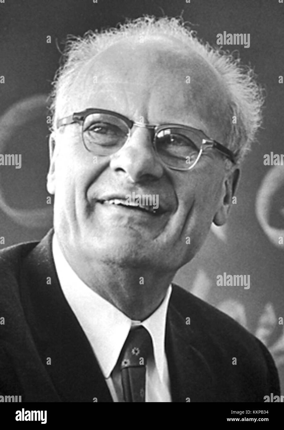 Hans Bethe (1906–2005) è stato un fisico teorico americano di origine tedesca che ha dato contributi significativi alla fisica quantistica e alle reazioni nucleari, in particolare nella produzione di energia stellare. Ha ricevuto il Premio Nobel per la fisica nel 1967. Foto Stock