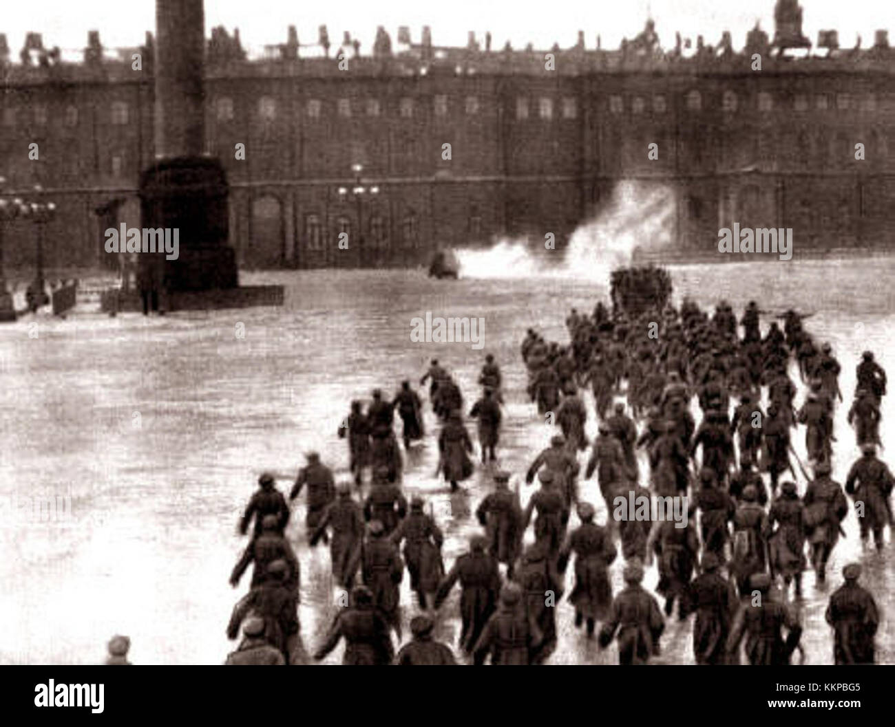 Stormningen av vinterpalatset, tradotto come l'assalto del Palazzo d'Inverno, si riferisce all'evento chiave della Rivoluzione d'ottobre del 1917. L'assalto segnò la caduta dell'Impero russo e l'inizio del dominio sovietico. Foto Stock