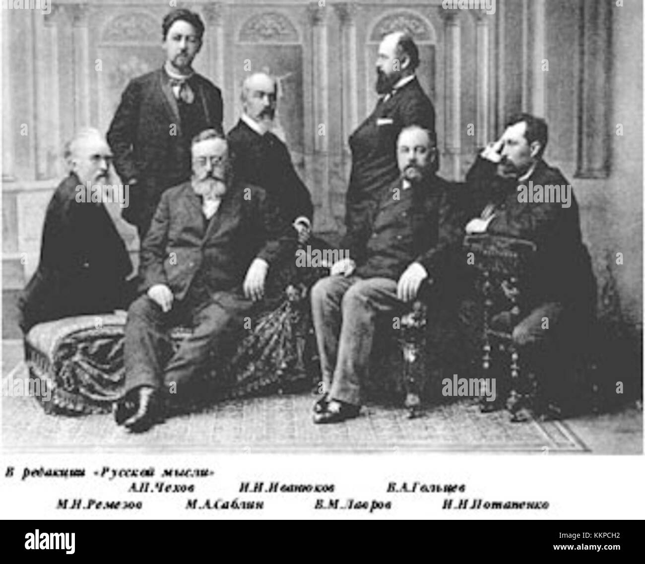 La revisione si riferisce al processo di modifica, rimozione o oscuramento delle informazioni sensibili o classificate dai documenti prima della pubblicazione. Garantisce la protezione dei dati riservati, consentendo al contempo l'accesso alle informazioni non sensibili. Foto Stock