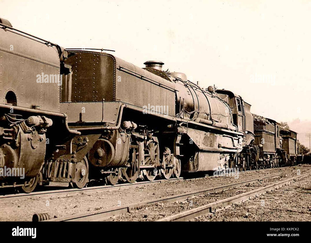 La SAR Class GH è un tipo di locomotiva a vapore utilizzato dalle South African Railways. È identificato dalla sua configurazione di 4-6-2 ruote e 2-6-4 per la sua offerta. Questa locomotiva era nota per la sua potenza e affidabilità su vari percorsi ferroviari attraverso il Sudafrica. Foto Stock