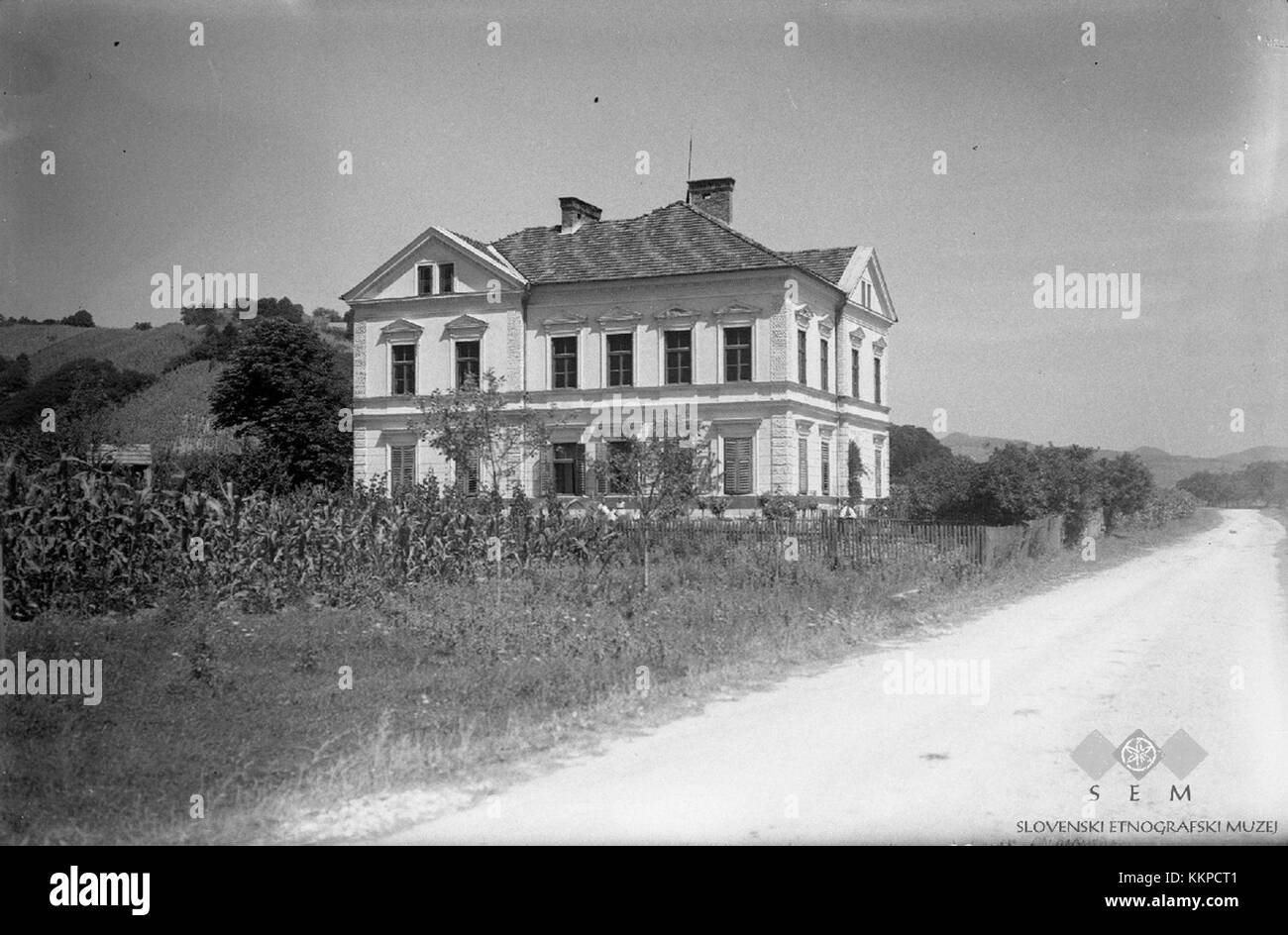 Questa cartolina raffigura Bizeljsko, un piccolo villaggio in Slovenia noto per il suo pittoresco paesaggio e il patrimonio locale. Il villaggio si trova nella parte sud-orientale della Slovenia, vicino al confine croato. Foto Stock