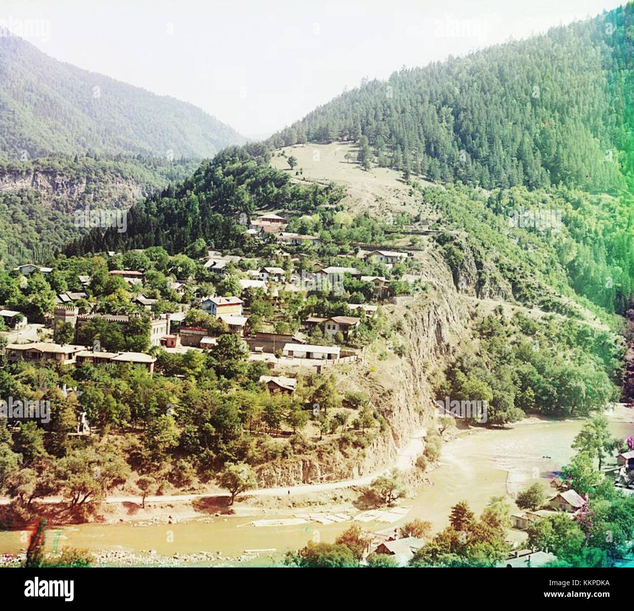 Questa vista da Torskaia Road cattura la bellezza panoramica di Borzhom, una città della Georgia conosciuta per le sue acque minerali e il pittoresco paesaggio. L'immagine riflette il fascino naturale e le caratteristiche geografiche della regione. Foto Stock