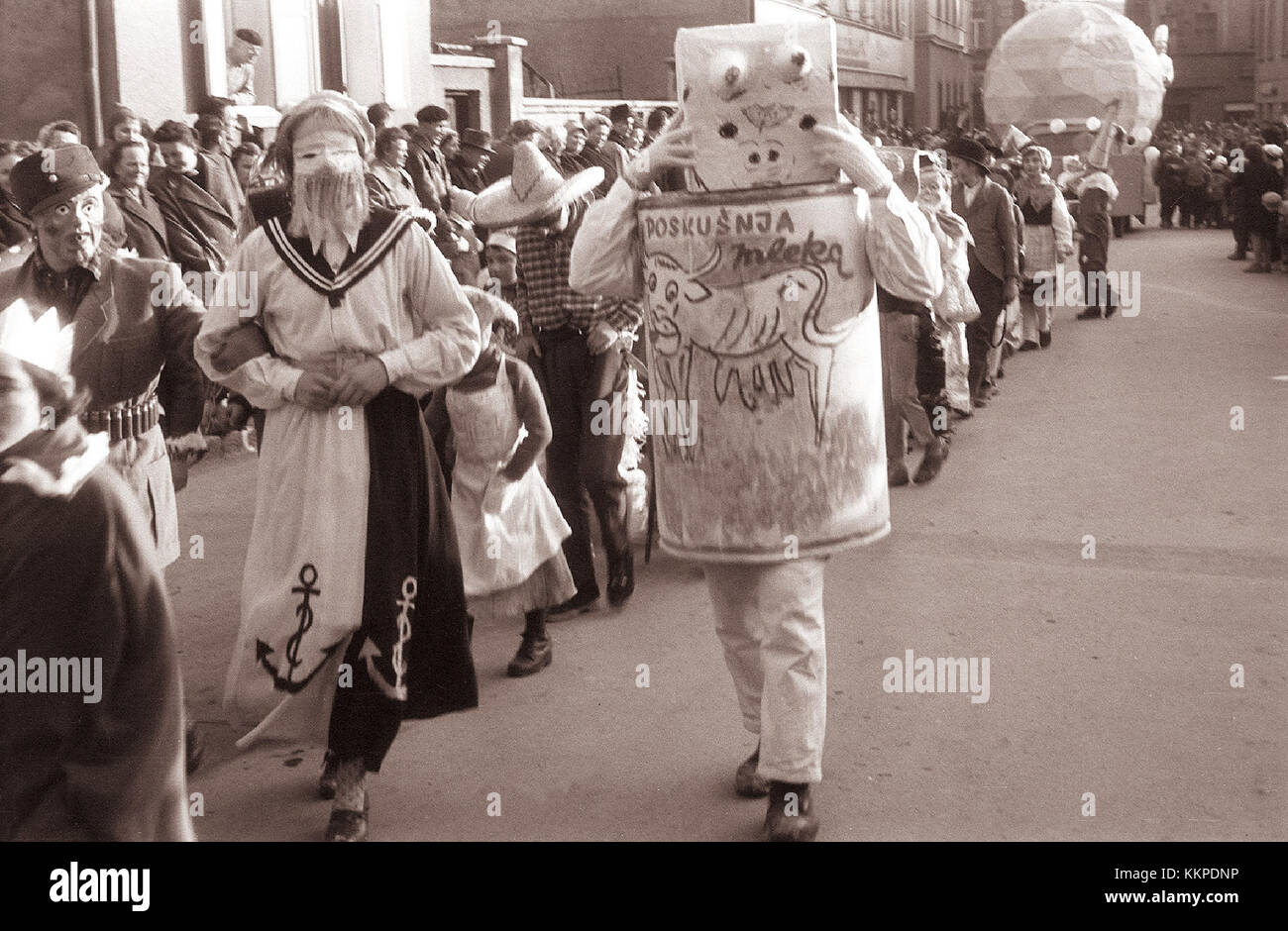 Il Carnevale di Pustni del 1961 a Celje, in Slovenia, è stato un festeggiamento vivace caratterizzato da costumi e sfilate tradizionali. Questa fotografia cattura uno dei momenti iconici del carnevale. Foto Stock