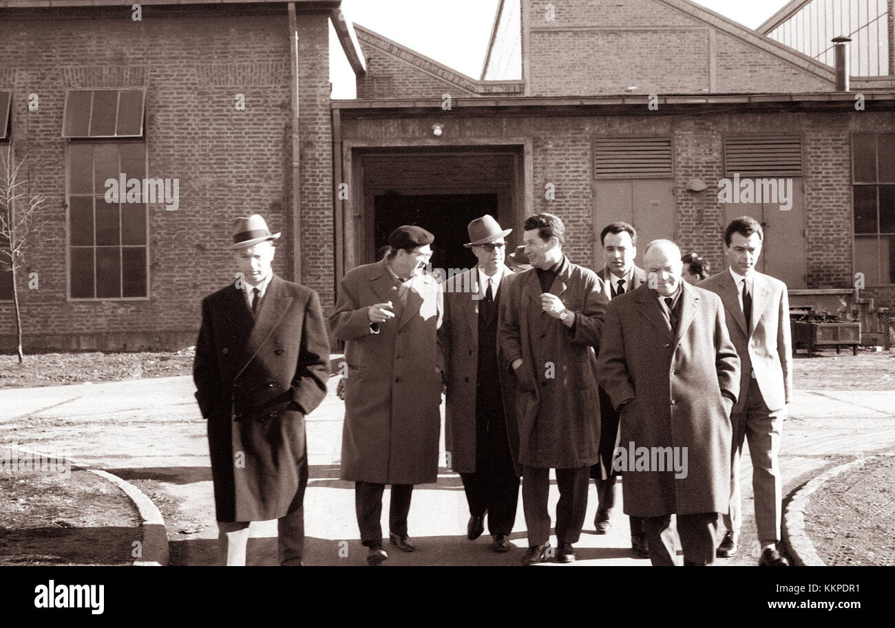 Questa immagine mostra una delegazione della Federazione Autonoma KPI d'Italia in visita al TAM nel 1962. La visita segna un momento storico di cooperazione e scambio transfrontaliero nel contesto delle relazioni italiane e regionali. Foto Stock