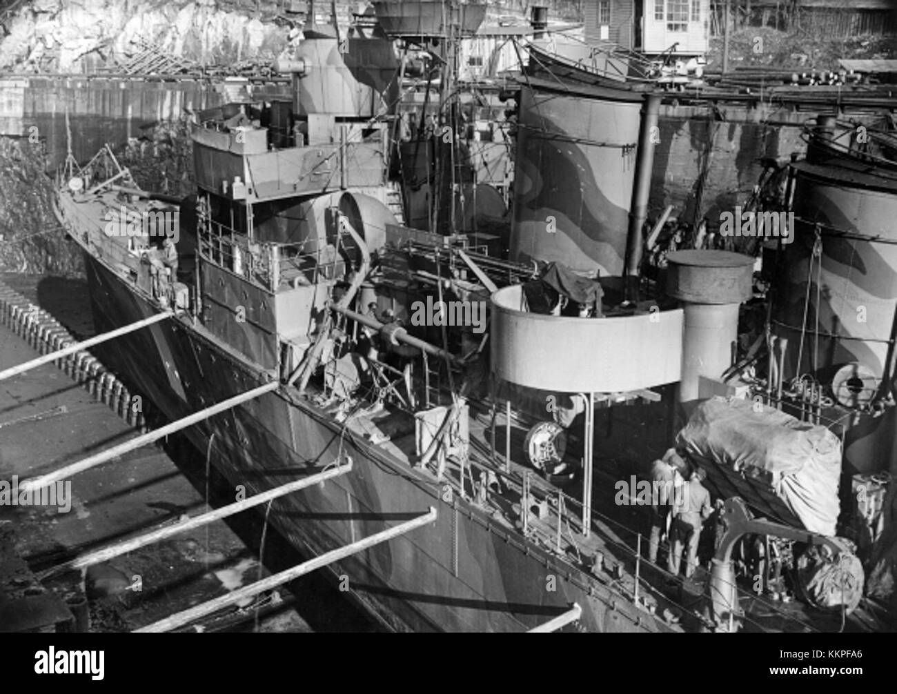 L'HMS Visby, un cacciatorpediniere della Marina svedese, viene mostrato nel bacino di carenaggio per manutenzione o riparazione. La nave è conosciuta per la sua tecnologia stealth e il design moderno, che funge da risorsa chiave per l'esercito svedese. Foto Stock