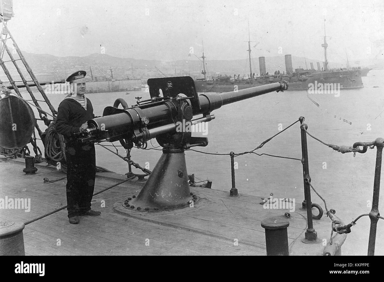 Il cannone russo da 75 mm a bordo del Gromoboy fa parte del sistema di artiglieria di una nave navale. Fu utilizzato durante le operazioni militari, riflettendo l'armamento navale del suo tempo. Foto Stock