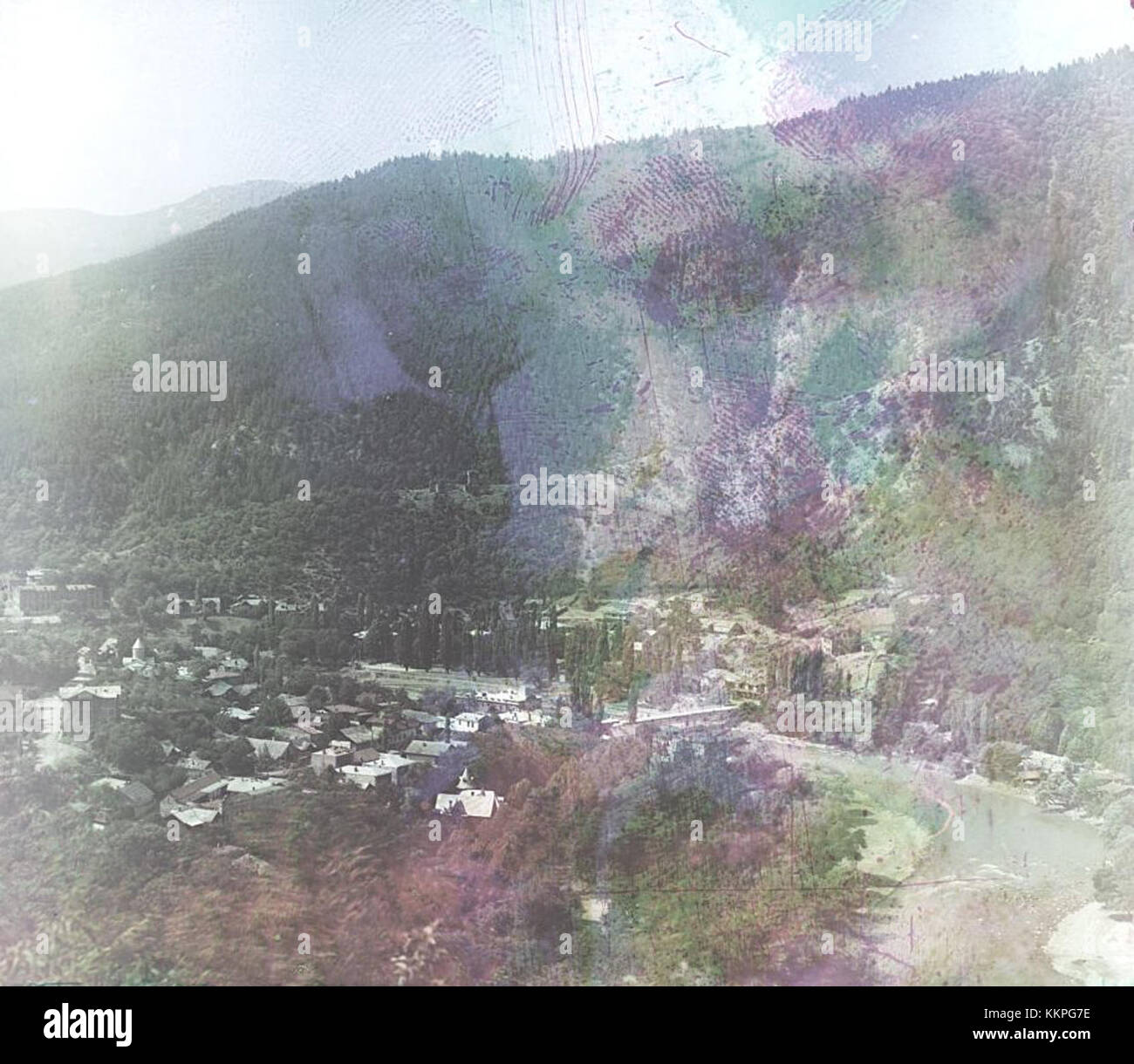 L'immagine offre una vista panoramica di Borzhomi, Georgia, da una collina ricoperta di pini. Questo pittoresco paesaggio mette in risalto la bellezza naturale della regione, con colline ondulate, foreste e un'atmosfera tranquilla. Foto Stock