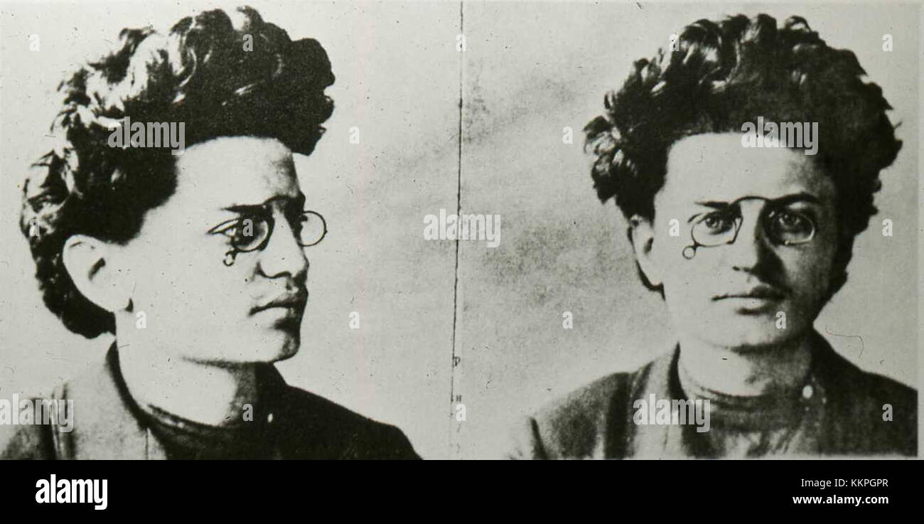 Trotskymugshots si riferisce a una serie di immagini con Leon Trotsky, una figura chiave della rivoluzione russa. Queste immagini catturano il suo aspetto durante diversi momenti della storia, in particolare le sue attività politiche. Foto Stock