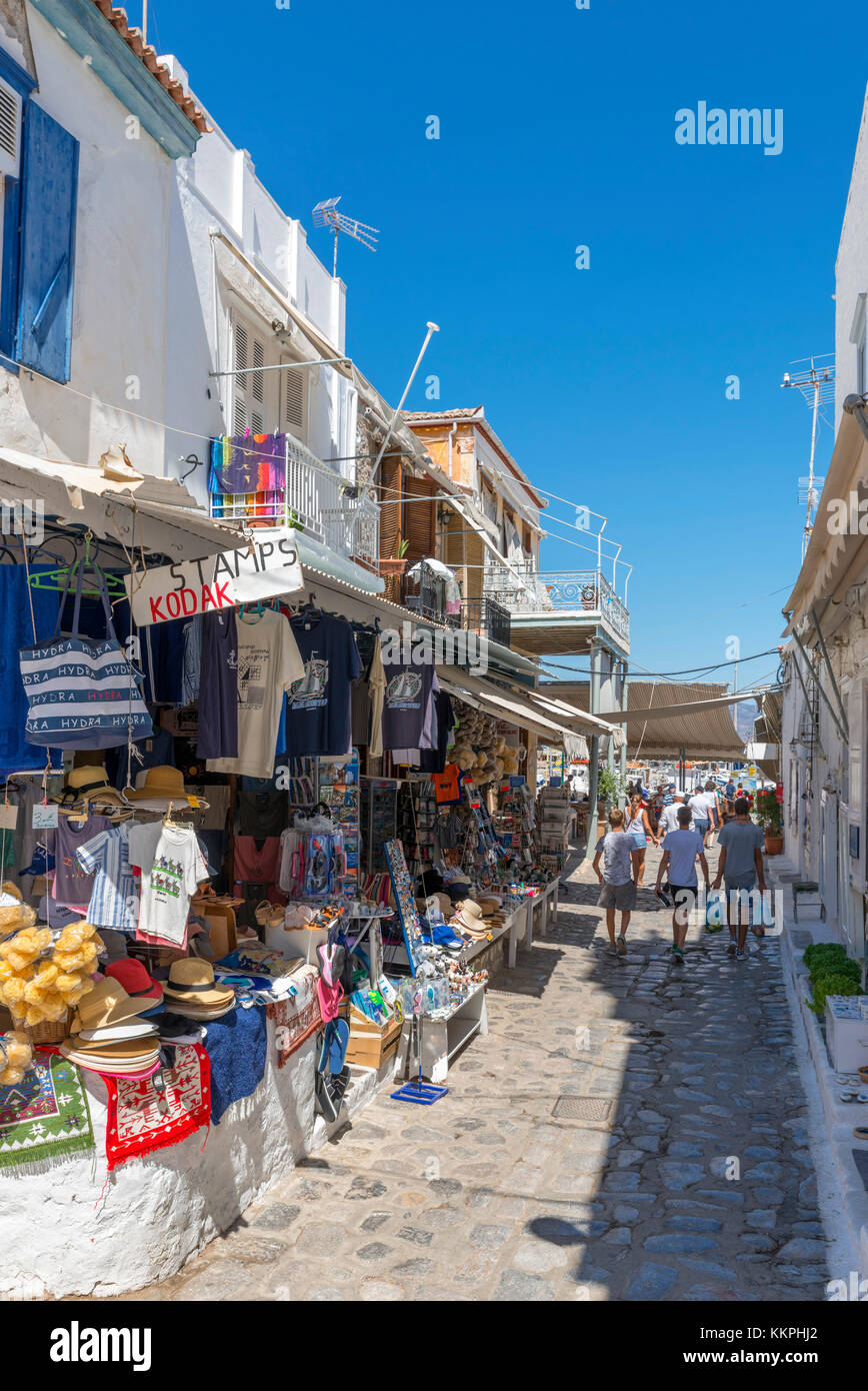 Negozi su una tipica strada vicino al porto, Hydra, Isole Saroniche, Grecia Foto Stock