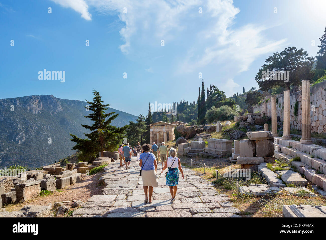 I turisti in un percorso attraverso le antiche rovine a Delphi, Grecia Foto Stock