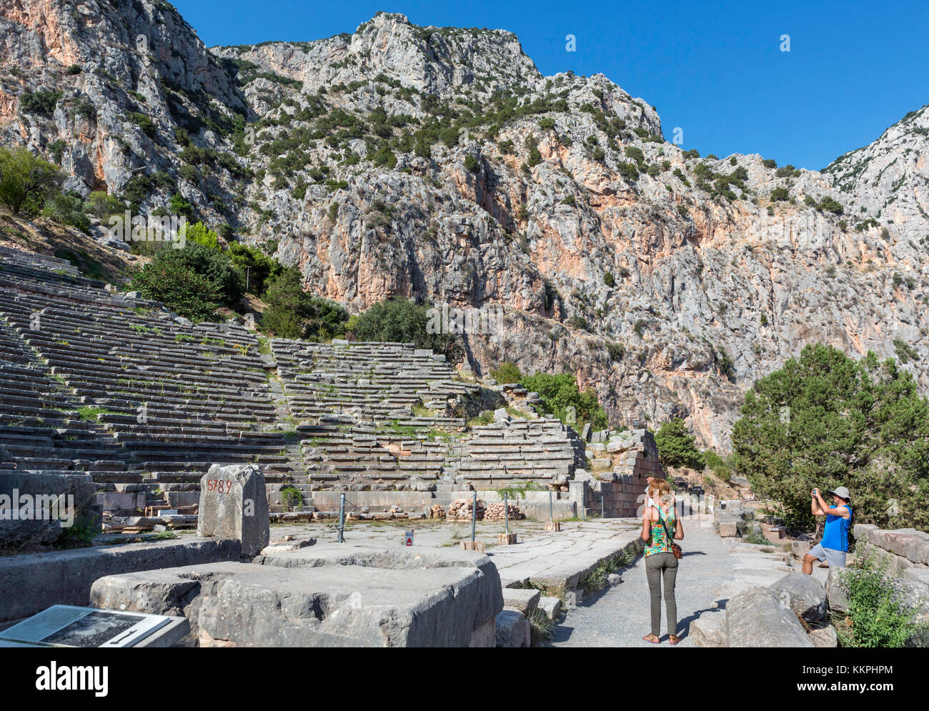 I turisti di fronte all'anfiteatro, Delphi, Grecia Foto Stock