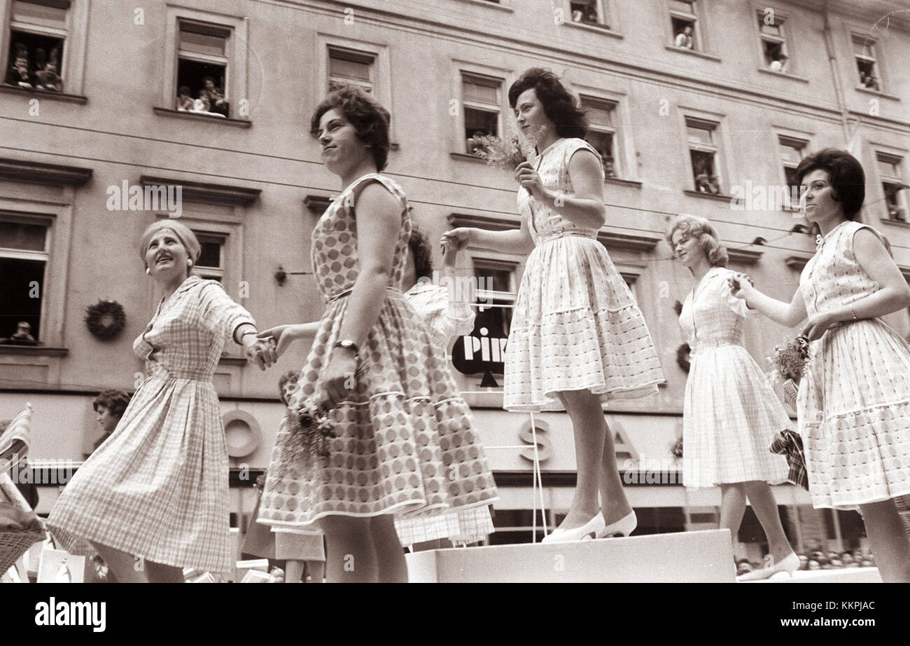 La Prvomajski Sprevod (Parata del giorno di maggio) a Lubiana, tenutasi nel 1961, è stata una grande manifestazione pubblica che celebra la solidarietà dei lavoratori, organizzata durante il periodo socialista in Jugoslavia. Foto Stock