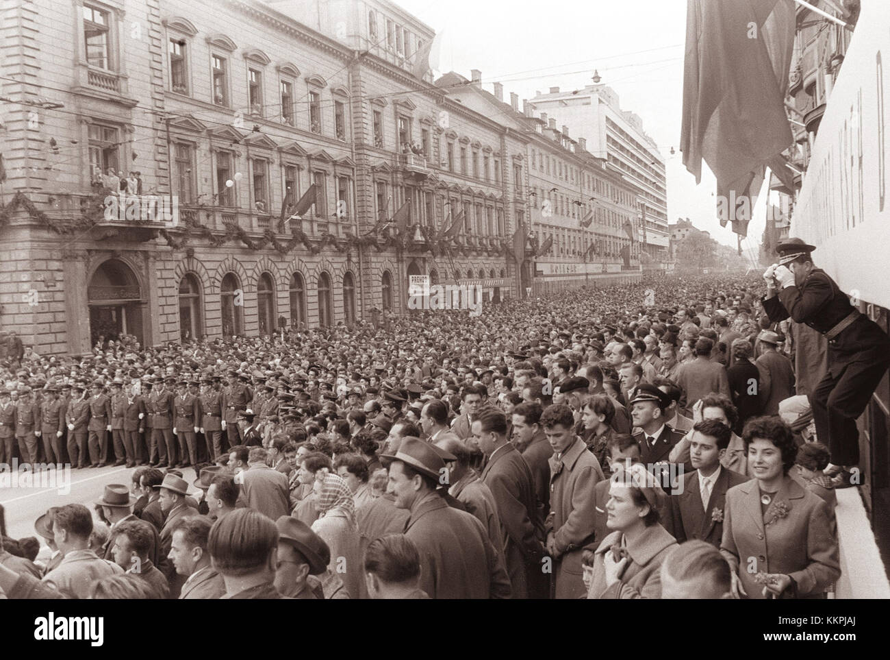 La parata del 1961 maggio a Lubiana, in Slovenia, è stata un evento significativo nella storia della città. La celebrazione ha segnato la Festa del lavoro con una processione che ha mostrato la solidarietà dei lavoratori e l'impegno della comunità sotto il governo socialista. Foto Stock