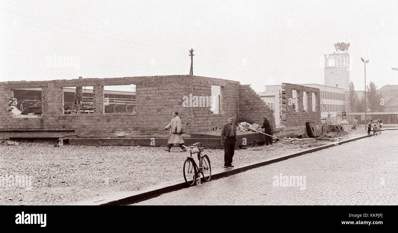 Una fotografia dal titolo "Podiranje barak pri kolodvoru" (demolizione delle caserme vicino alla stazione ferroviaria) del 1960, che cattura lo smantellamento di vecchie strutture vicino a una stazione ferroviaria, riflettendo i cambiamenti urbani della metà del XX secolo. Foto Stock