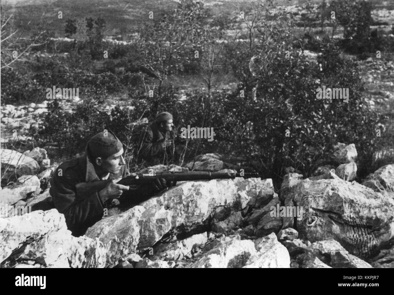 Questo storico manifesto rappresenta la lotta per la liberazione del litorale sloveno e di Trieste, regioni coinvolte in controversie territoriali durante e dopo la prima guerra mondiale. L'immagine riflette gli sforzi culturali e politici verso la sovranità e l'identità regionale. Foto Stock