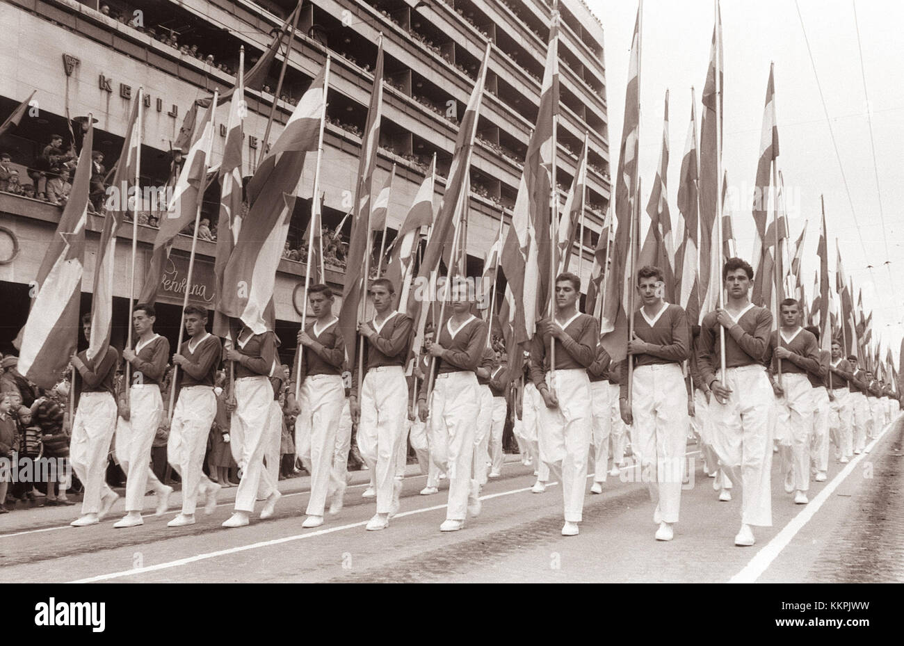 La parata Prvomajski a Lubiana, in Slovenia, si è svolta nel 1961 nell'ambito delle celebrazioni della giornata internazionale dei lavoratori. L'evento è stato significativo nell'era socialista e ha evidenziato l'atmosfera politica in Jugoslavia durante quel periodo. Foto Stock