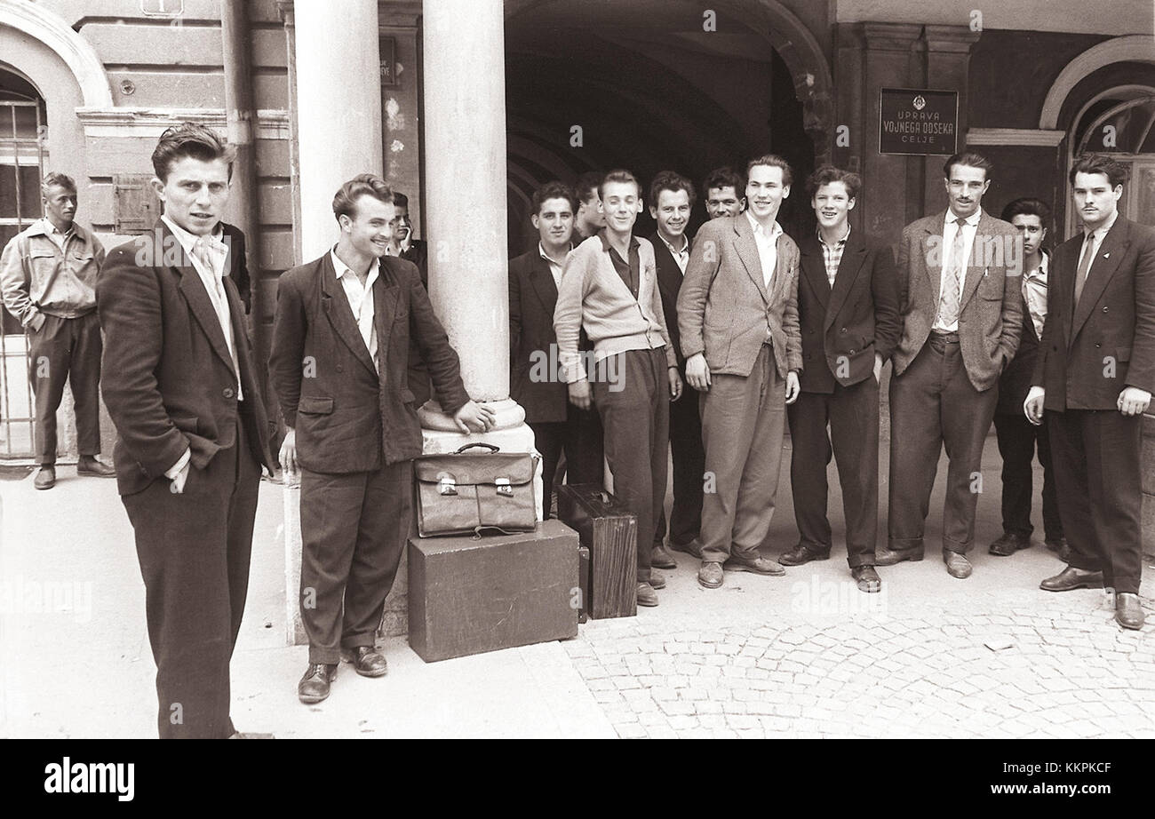Questa fotografia del 1959 cattura il raduno delle reclute a Celje, in Slovenia, durante un periodo di reclutamento militare, riflettendo il clima socio-politico dell'epoca. Foto Stock
