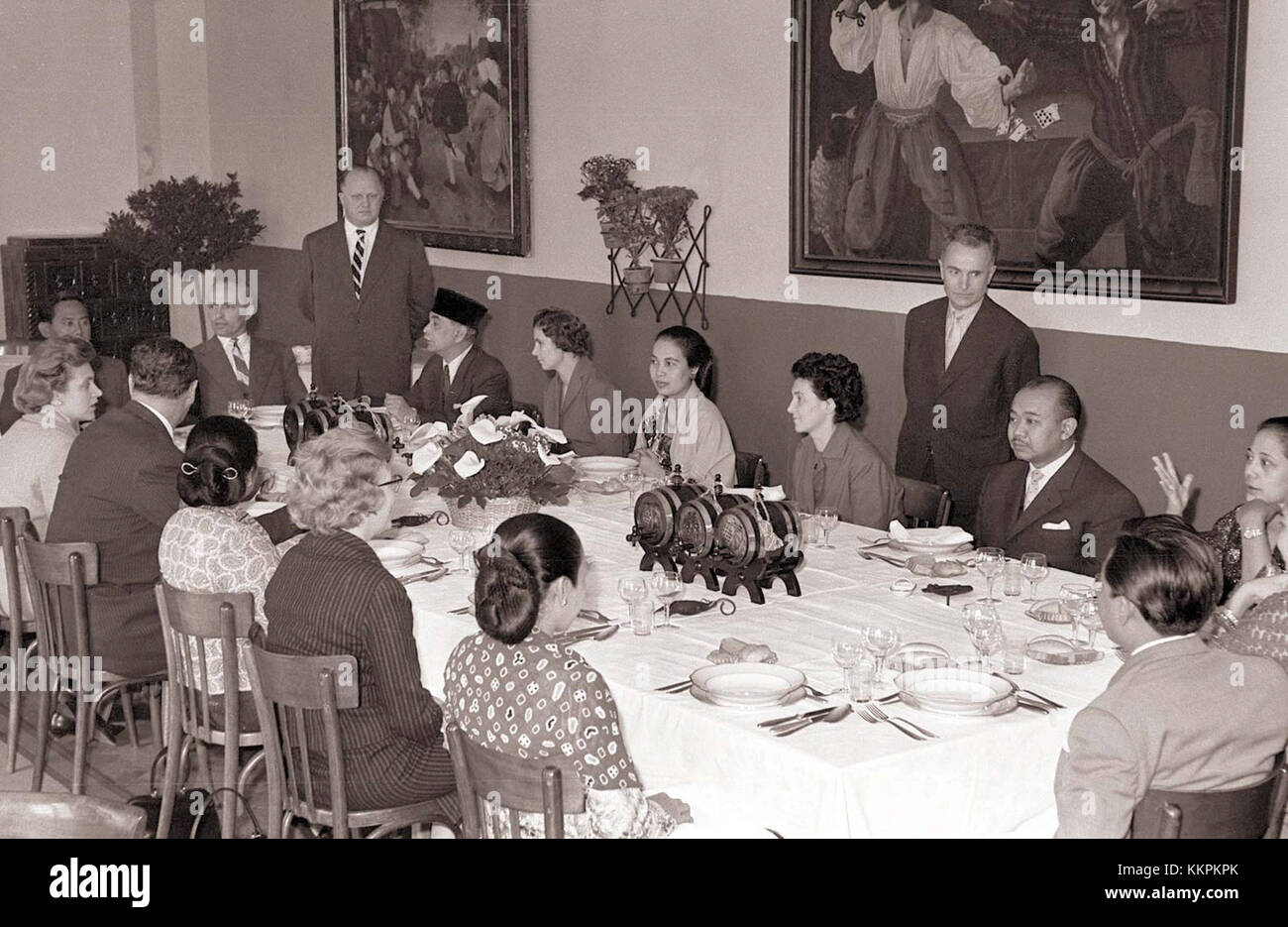 Questa fotografia cattura Hartini Sukarno, la moglie del presidente indonesiano Sukarno, che ha visitato il castello di Ptuj in Slovenia nel 1960. La visita faceva parte del suo tour dei monumenti europei durante i suoi impegni diplomatici. Foto Stock