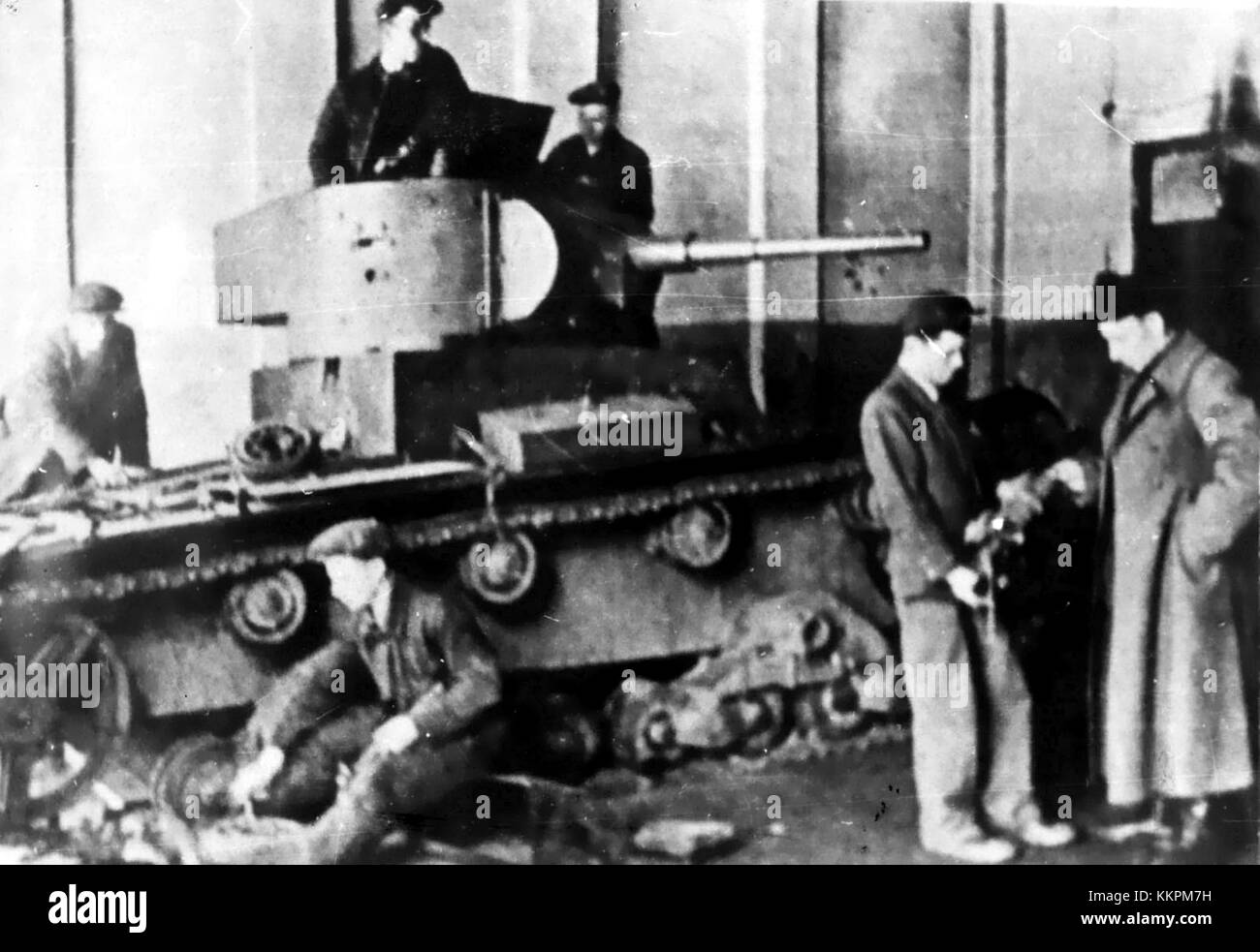 La riparazione del carro armato sovietico presso la fabbrica di Tula mette in mostra l'ingegneria militare del Unionâ sovietico durante l'era della Guerra fredda. Tula, nota per la sua produzione di armi, giocò un ruolo chiave nel mantenimento della tecnologia militare del paese. Foto Stock