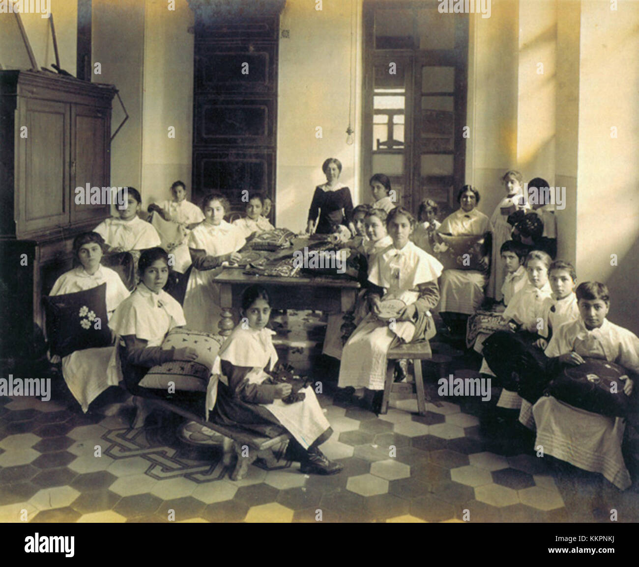 Questa immagine raffigura le scolaresche di una scuola femminile musulmana a Baku, Azerbaigian, che mostra l'ambiente educativo e le pratiche culturali all'interno della comunità scolastica. Foto Stock