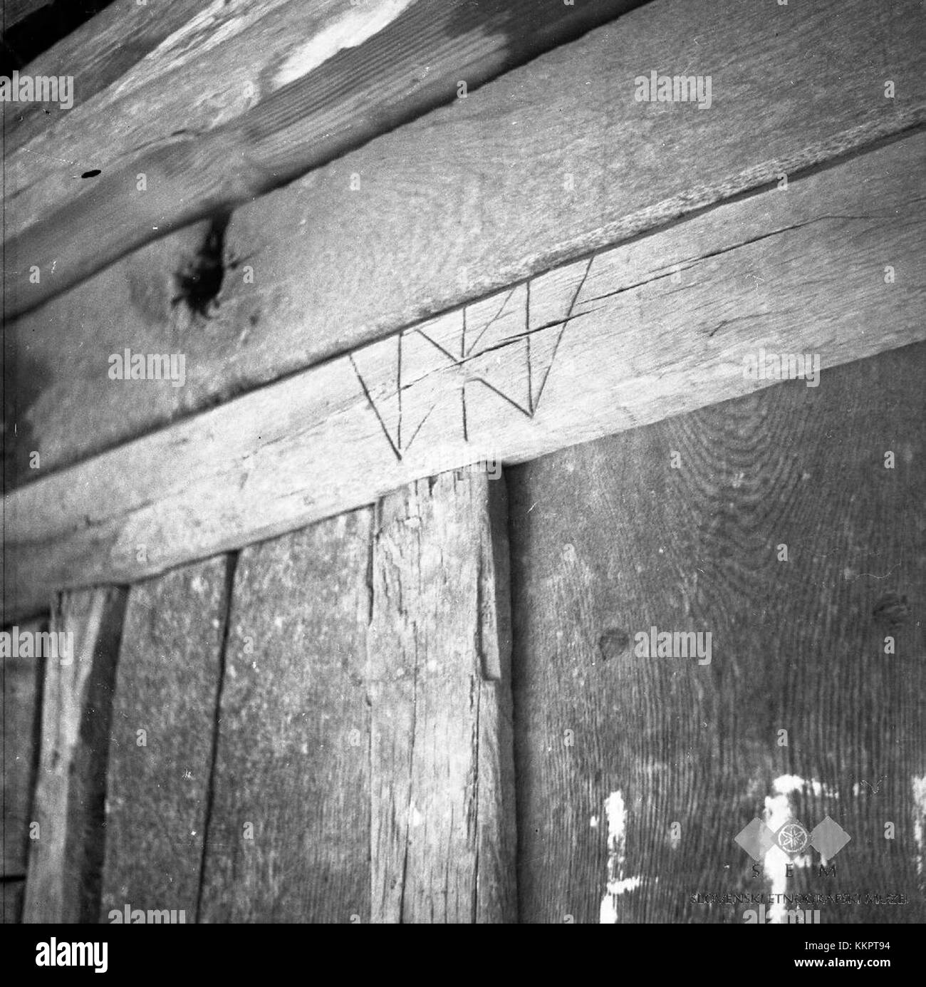 Il simbolo imperiale sul campanile della chiesa di Tolsti Vrh (Globoko), 1952. Foto Stock