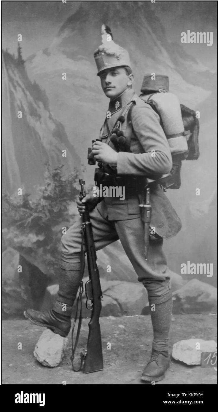 Le uniformi delle unità di montagna sono progettate per il personale militare che serve in aspri terreni montuosi. Queste uniformi sono dotate di materiali specializzati adatti per ambienti difficili e sono parte integrante della storia militare. Foto Stock