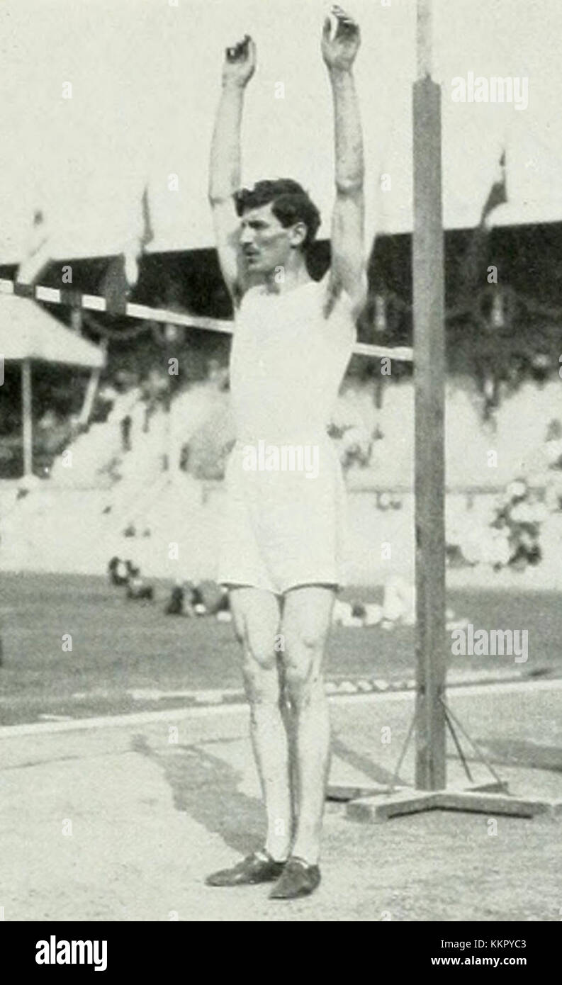 Questa immagine raffigura Konstantinos Tsiklitiras, un famoso atleta greco che ha vinto l'oro alle Olimpiadi di Stoccolma del 1912 nel salto in alto. La versione corta mette in risalto la sua posizione atletica e i suoi successi storici. Foto Stock