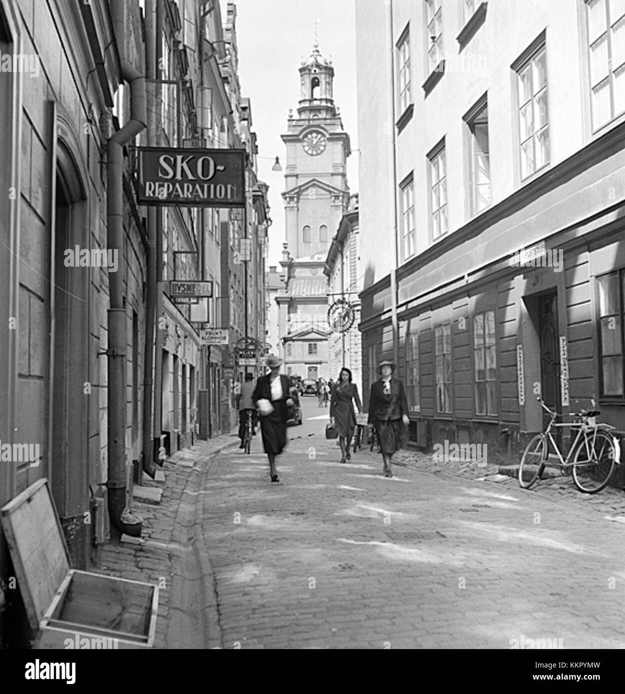 Gamla Stan, o città vecchia, è il cuore storico di Stoccolma, Svezia. È rinomato per la sua architettura medievale, le strette stradine acciottolate e i monumenti iconici, tra cui il Palazzo reale e la cattedrale di Stoccolma. Gamla Stan è una popolare destinazione turistica, che offre uno scorcio sulla ricca storia e cultura della Svezia. Foto Stock