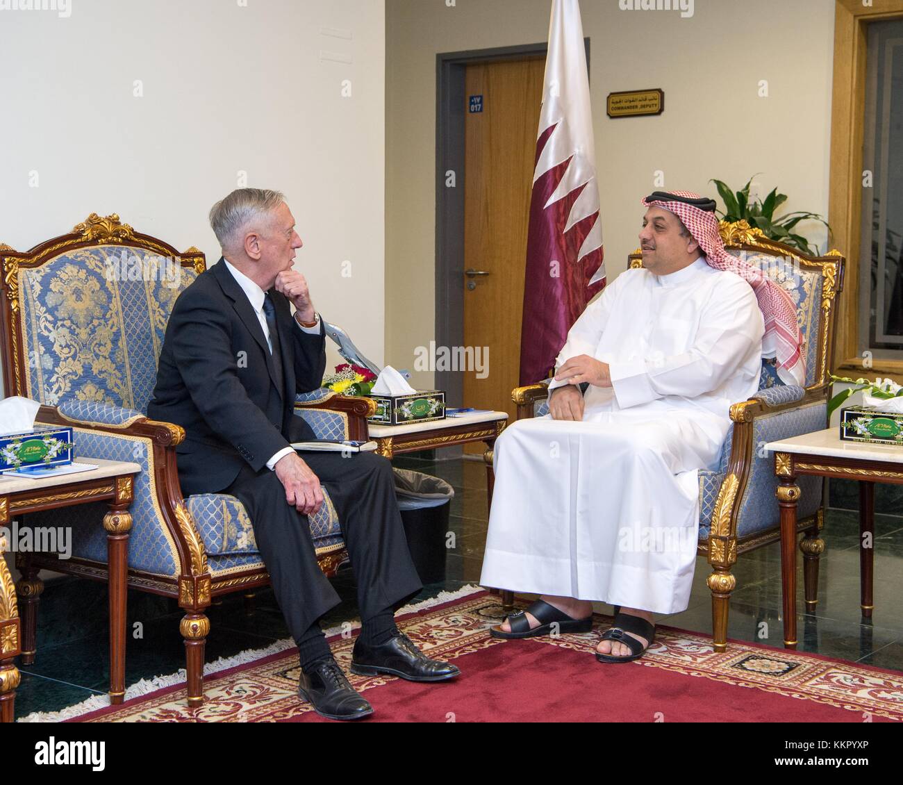 Il segretario alla difesa degli Stati Uniti James Mattis (a sinistra) incontra il ministro della difesa del Qatar Khalid bin Mohammad al Attiyah presso la base aerea di al Udeid il 28 settembre 2017 a Doha, Qatar. (Foto di Jette Carr via Planetpix) Foto Stock