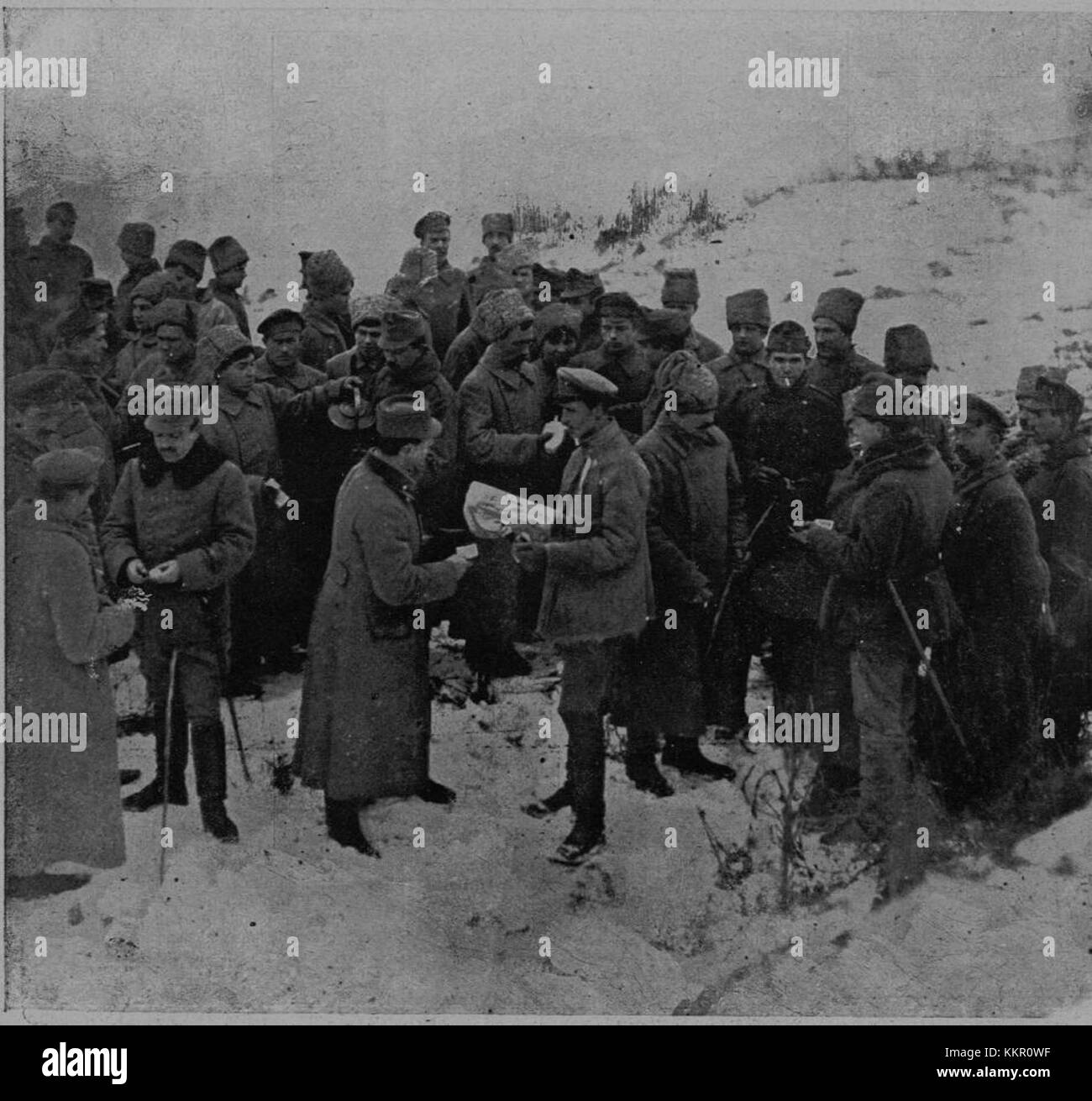 La frase si riferisce allo scambio di merci tra soldati austriaci-ungheresi e russi in prima linea durante un conflitto storico. Mette in evidenza le interazioni e il commercio tra le forze avversarie durante la guerra. Foto Stock