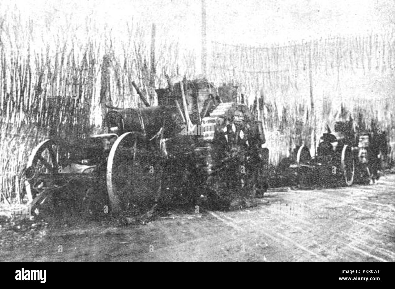 Questa immagine mostra i trattori italiani confiscati, probabilmente provenienti da un contesto agricolo. Questi trattori rappresentano il panorama economico e industriale dell'Italia durante il loro periodo di utilizzo. Foto Stock Questa immagine mostra i trattori italiani confiscati, probabilmente provenienti da un contesto agricolo. Questi trattori rappresentano il panorama economico e industriale dell'Italia durante il loro periodo di utilizzo. Foto Stock
