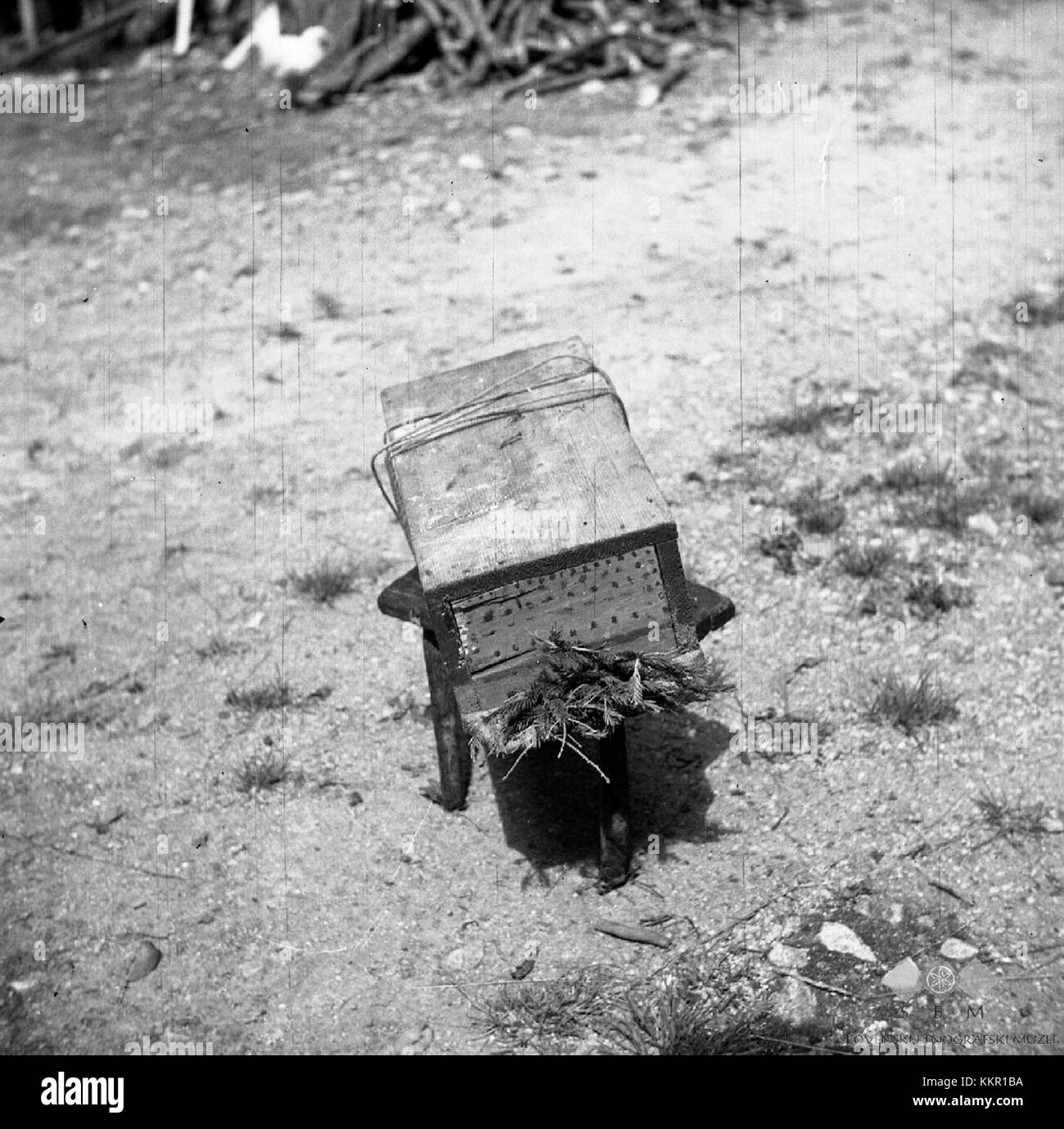 Questo titolo si riferisce a un attrezzo tradizionale sloveno del 1959, in particolare un piccolo stand utilizzato nel settore forestale. È fatto di ramoscelli di abete rosso ed è utilizzato per alcuni scopi agricoli nella regione. Foto Stock