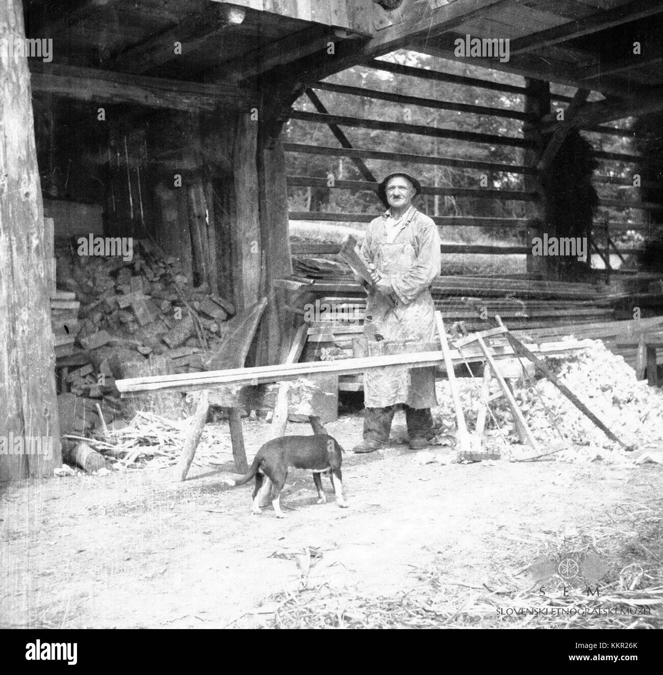 Una fotografia del 1948 intitolata "Tesar mojster" di Ponova Vas, che cattura il lavoro di un maestro falegname. L'immagine riflette l'artigianato e le tecniche tradizionali utilizzate nella Slovenia rurale dopo la seconda guerra mondiale. Foto Stock