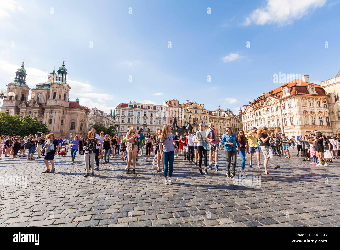 Cechia, Praga, la città vecchia, la piazza della città vecchia, ballare la folla di gente, turisti, flashmob Foto Stock