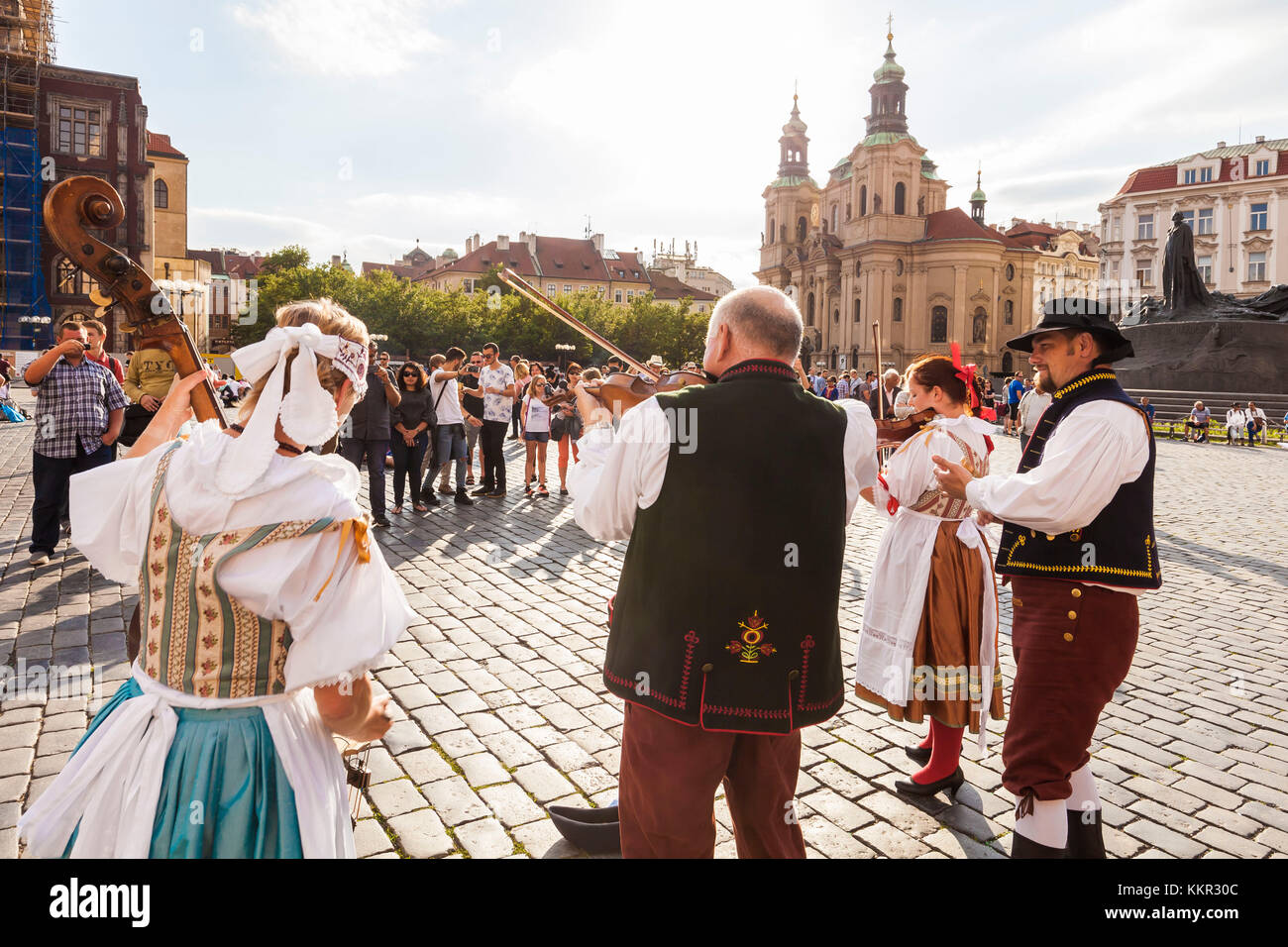 Czechia, Praga, città vecchia, Piazza della Città Vecchia, spazio, musicista di strada, costume tradizionale, musica boema, folklore Foto Stock