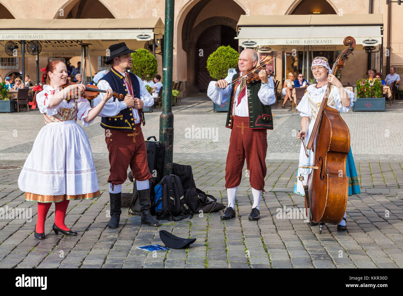Cechia, Praga, la città vecchia, la piazza della città vecchia, quadrato, musicista di strada, costume, musica boema, folclore Foto Stock