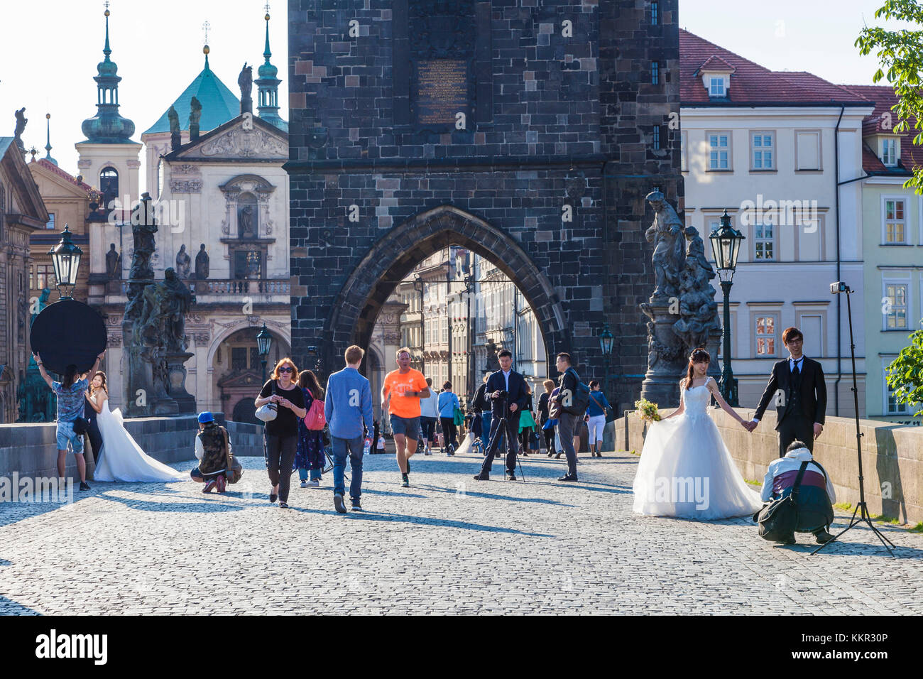 Cechia, Praga, città vecchia, il Ponte Carlo, asiatici coppie di nozze, nozze turismo, sposando, abiti da sposa Foto Stock