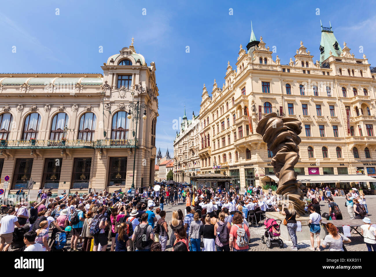 Cechia, Praga centro, piazza della repubblica, rappresentazione di casa sulla sinistra, evento musicale con la Prague Symphony orchestra, cantante asiatica Foto Stock
