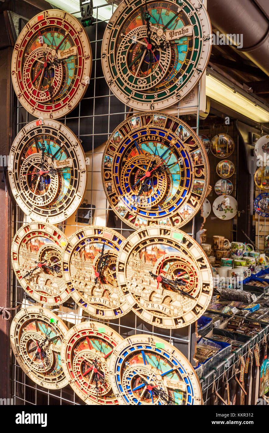 Cechia, Praga, Old Town, al mercato di piazza havel, havelsky trh, stallo del mercato, souvenir, replica dell'orologio astronomico Foto Stock