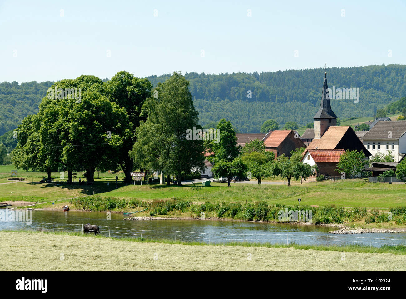 Paesaggio fluviale al ciclo di weser via con vista hemeln, Bassa Sassonia, Germania Foto Stock