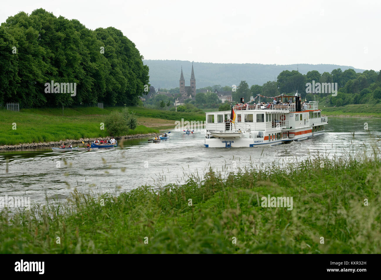 Escursione in barca e canoista sul Weser tra bagno Bad Karlshafen e Höxter, bassa Sassonia, Germania Foto Stock