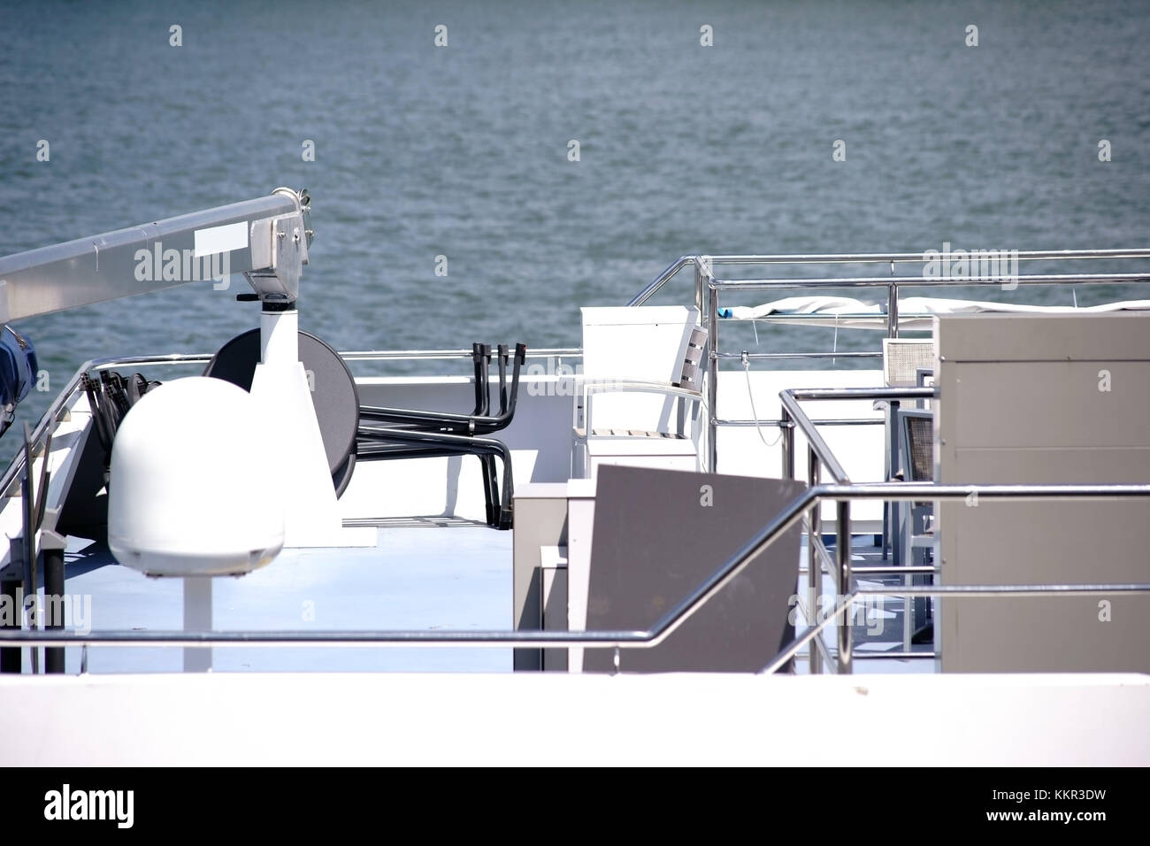 Primo piano di un radar di nave e di un'antenna radar a poppa di uno yacht. Foto Stock