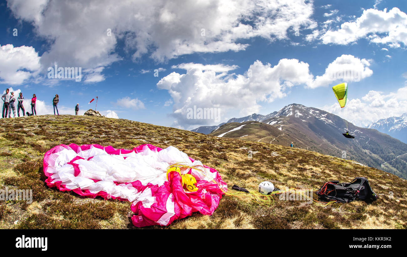 Parapendio all'inizio, take-off-site, preparazione, Tirolo, Austria, zams, venet Foto Stock