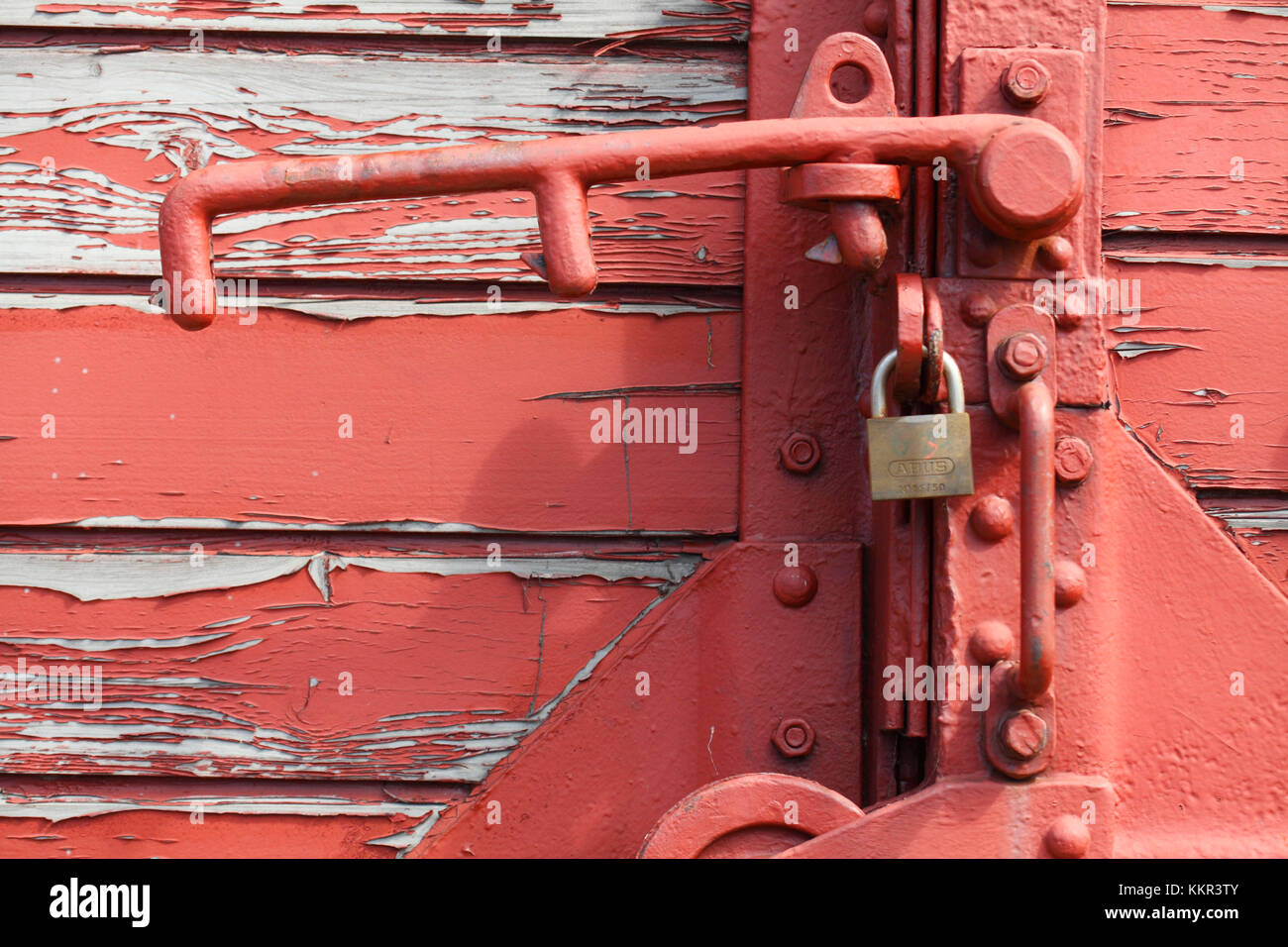 Chiusura della porta in un vagone ferroviario rosso della ferrovia del museo, Bruchhausen-Vilsen, bassa Sassonia, Germania, Europa Foto Stock